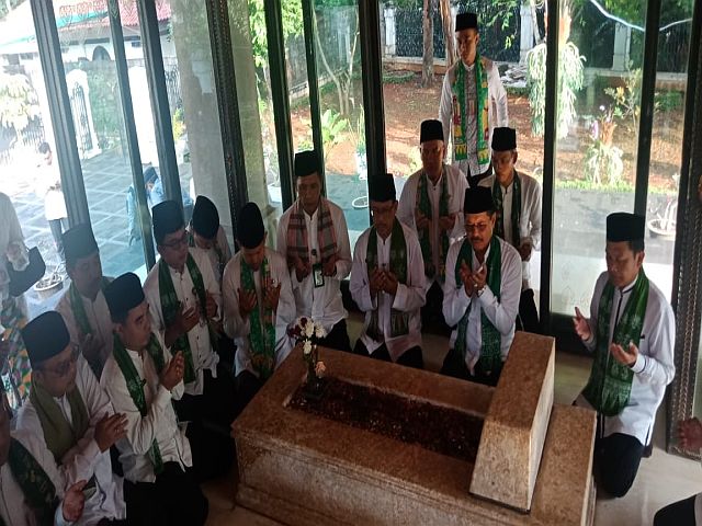 wali-kota-jaksel-ziarah-ke-makam-pahlawan-di-tpu-tanah-kusir