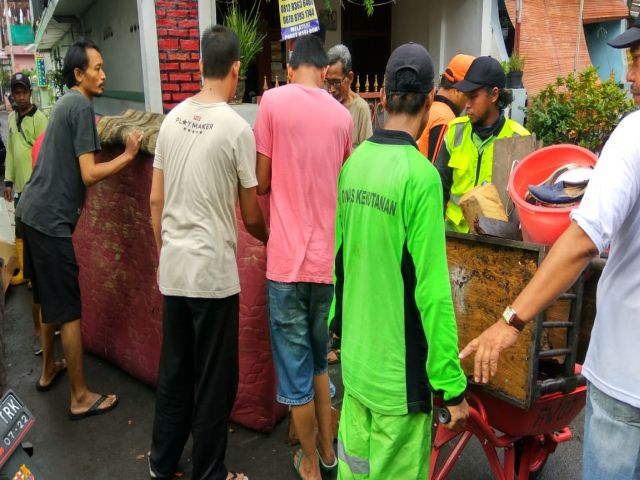 warga-bukit-duri-bahu-membahu-bersihkan-lingkungan