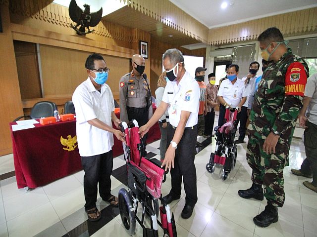 warga-kecamatan-cilandak-terima-bantuan-kursi-roda