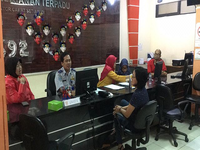 warga-laporkan-pohon-rimbun-di-doorstop-kecamatan-setiabudi