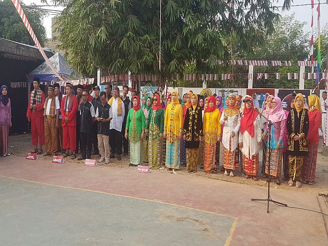 warga-lenteng-agung-kenakan-pakaian-adat-dalam-upacara-hut-ri-ke-74