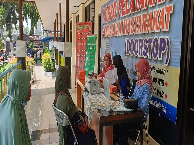 warga-manfaatkan-doorstop-kecamatan-cilandak
