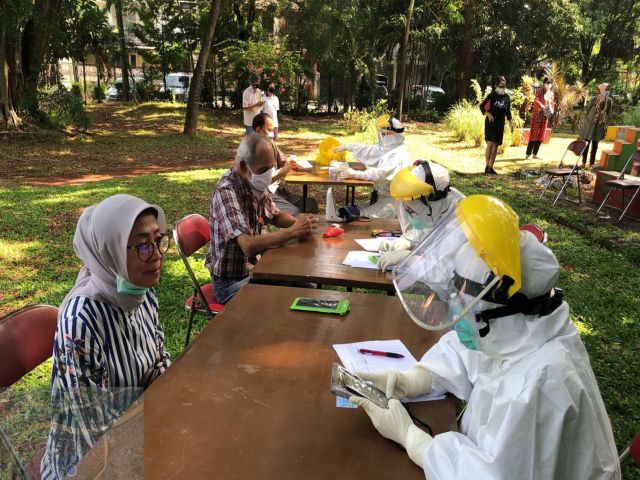 warga-rw-08-kelurahan-pesanggrahan-jalani-tes-swab